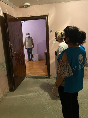 Komitə məcburi köçkün ailəsini nəzarətə götürdü