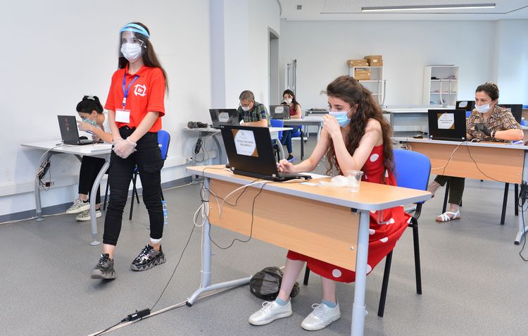 İmtahanda yüksək nəticə göstərən müəllimlər  - FOTO