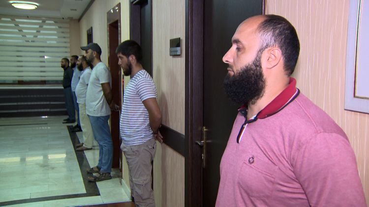 Bir nəfərə zor tətbiq edib bunu lentə alan qrup saxlanıldı - FOTO