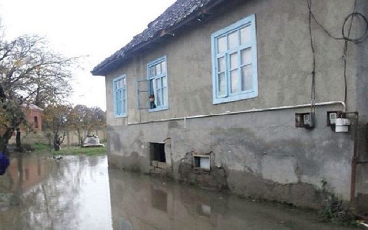 FHN Bakıda yağışdan zərər görənlərə köməklik göstərdi