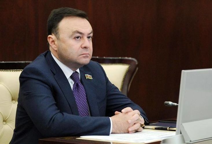 "600 manatlıq bijuteriyaya 400 manat rüsum, gülüncdür” - Deputat