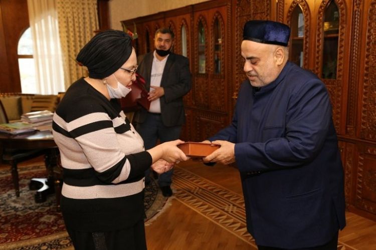 Allahşükür Paşazadə yubilyara “Qurani-Kərim” hədiyyə etdi - FOTO