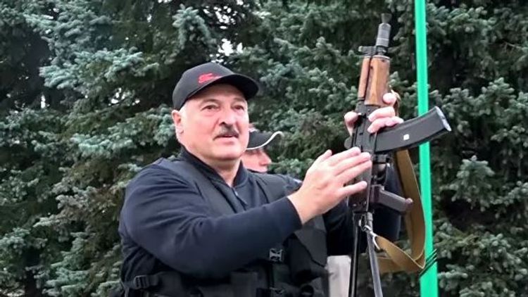 Lukaşenko əlində avtomat iqamətgahının qarşısında - FOTO