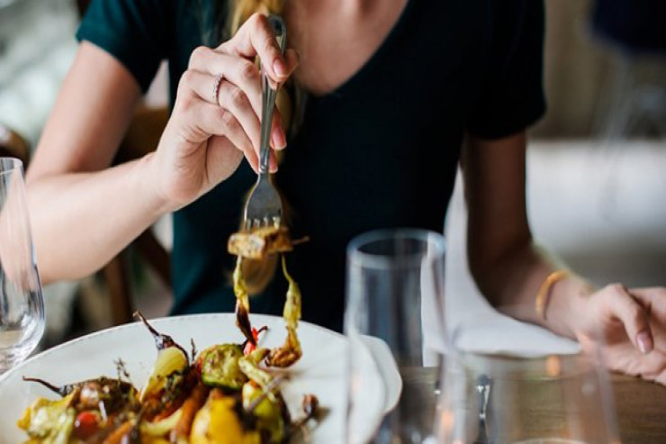 Restoranlardakı koronavirus:  Bərkdən danışmaq yoluxma riskini artırır