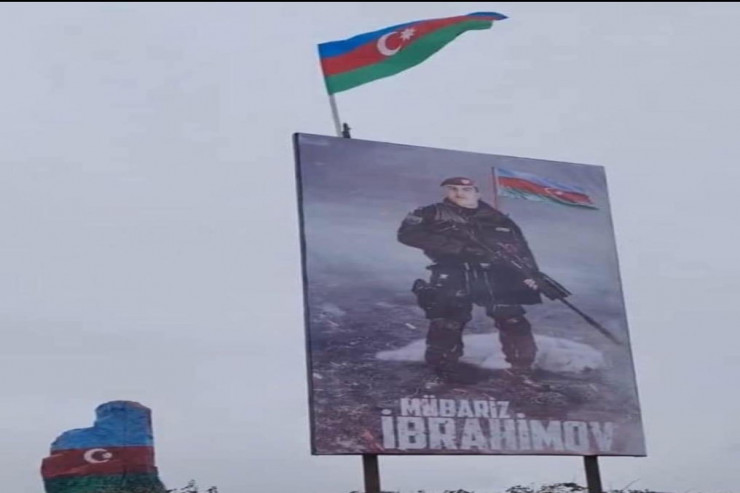 Hadrutda Mübariz İbrahimovun şəkli olan lövhə ucaldıldı -  FOTO 