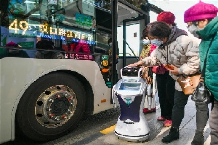 Dayanacaqda maska taxan “ağıllı” robot turistlərə istiqamət verir