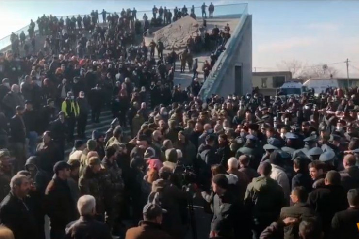 İrəvan yenidən qarışdı:  Paşinyan tərəfdarları ilə əleyhdarları...