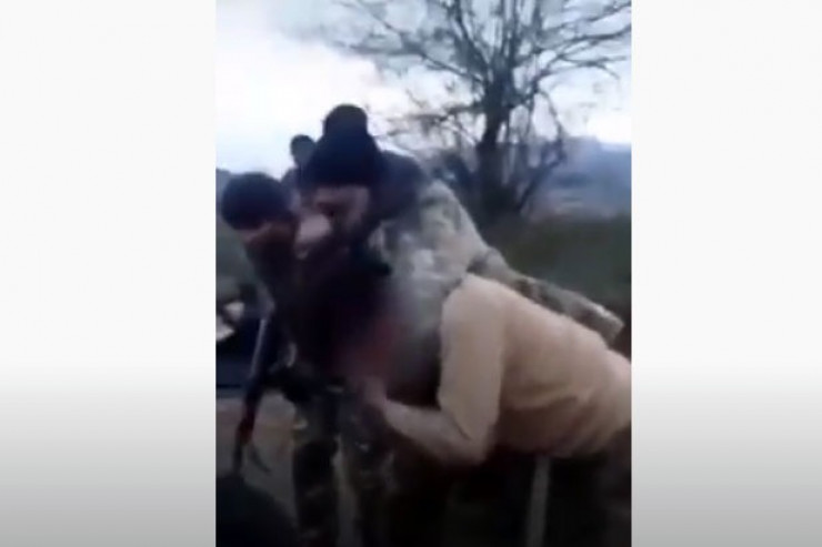 Erməni hərbiçilərin əsirlərə işgəncə verməsi ilə bağlı görüntü