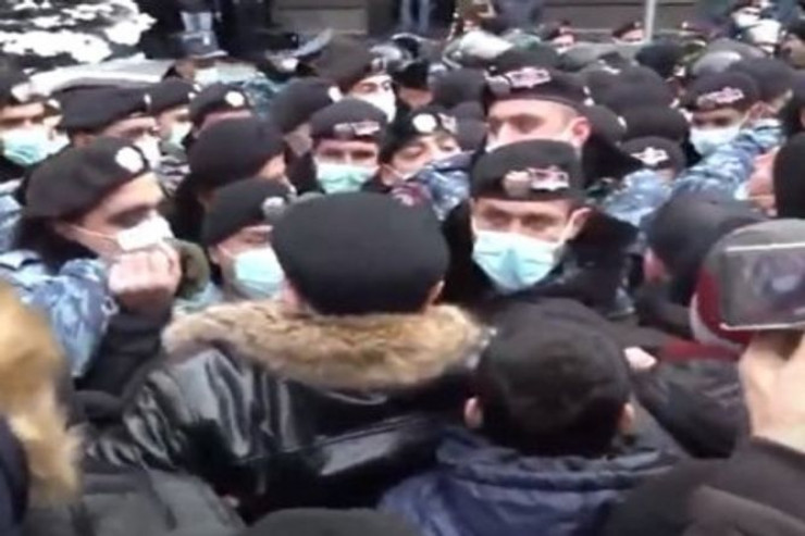 İrəvan yenidən qarışdı:   69 nəfər tutuldu, xəsarət alanlar var