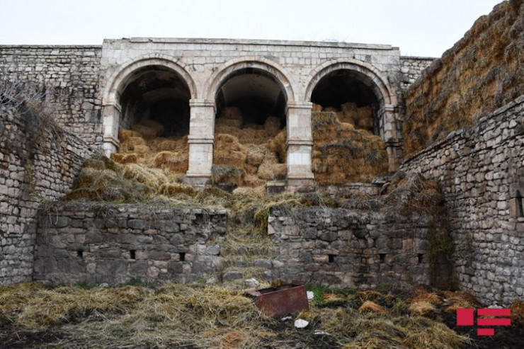 Ermənilərin anbara çevirdiyi məscid, tövlə kimi işlədilən karvansara - REPORTAJ  -FOTOLENT 
