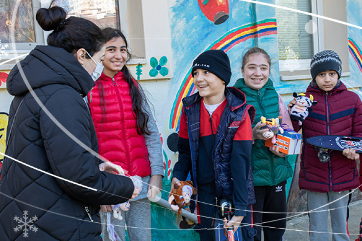“Azercell Könüllüləri” və dostları uşaqların hədiyyə arzusunu yerinə yetirdi