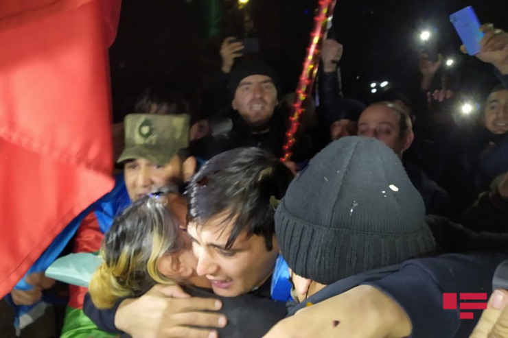 Əsirlikdən qurtarılan Bayram Kərimov evlərinə qayıtdı-FOTO 