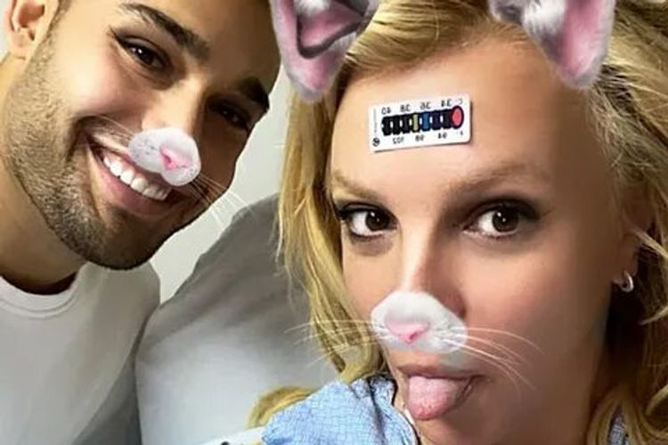 Məşhur müğənninin ayağı sındı