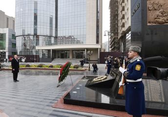 Azərbaycan Prezidenti İlham Əliyev Xocalı abidəsini ziyarət edib - YENİLƏNİB