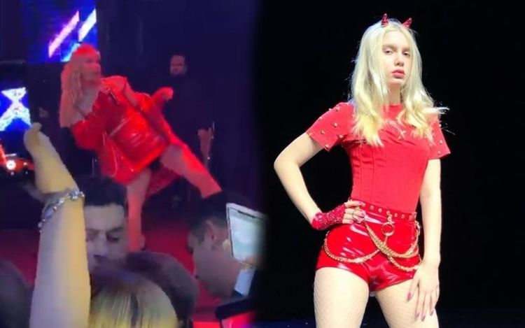 Bakıda səhnəyə çıxan Aleyna Tilkinin alt paltarı göründü - FOTOLENT