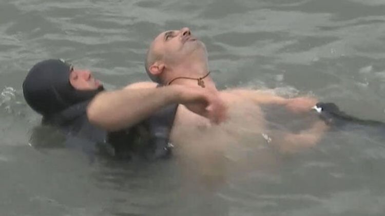 Dənizdən xaç çıxarmaq istədi: ÖLÜMLƏ üzləşdi  - VİDEO