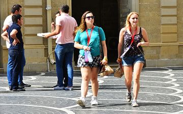  Turistlər turoperatorlar vasitəsilə daha çox hansı ölkələrə gedir?