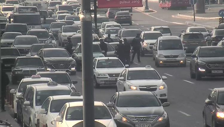 Bakıda qəza sıxlığa səbəb oldu  - FOTO