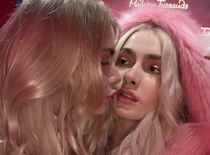 Məşhur müğənni heykəli ilə dodaq-dodağa - FOTO