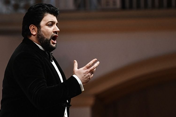 Dünya şöhrətli azərbaycanlı müğənni ermənini səhnədən düşürtdü