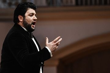 Dünya şöhrətli azərbaycanlı müğənni ermənini səhnədən düşürtdü