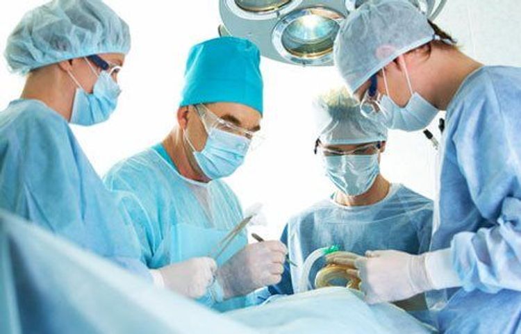 Əməkdar artist əməliyyat olunur - SİNƏSİNİ KİÇİLDİR