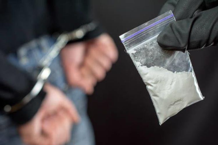 Keçmiş məhkumdan narkotik aldı, ikisi də tutuldu