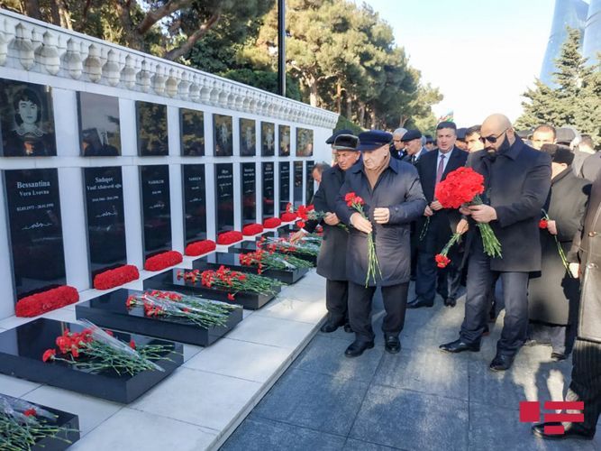 Ağsaqqallar Şurasının üzvləri Şəhidlər Xiyabanını ziyarət edib 