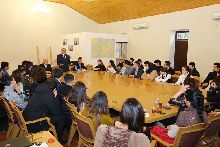 Azay Quliyev şəhid ailələri və qazilərlə birlikdə 20 Yanvar şəhidlərini anıb