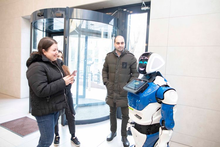 Azərbaycan Beynəlxalq Bankında robot!