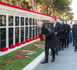 “Azərsun Holdinq”in kollektivi Şəhidlər Xiyabanını ziyarət edib