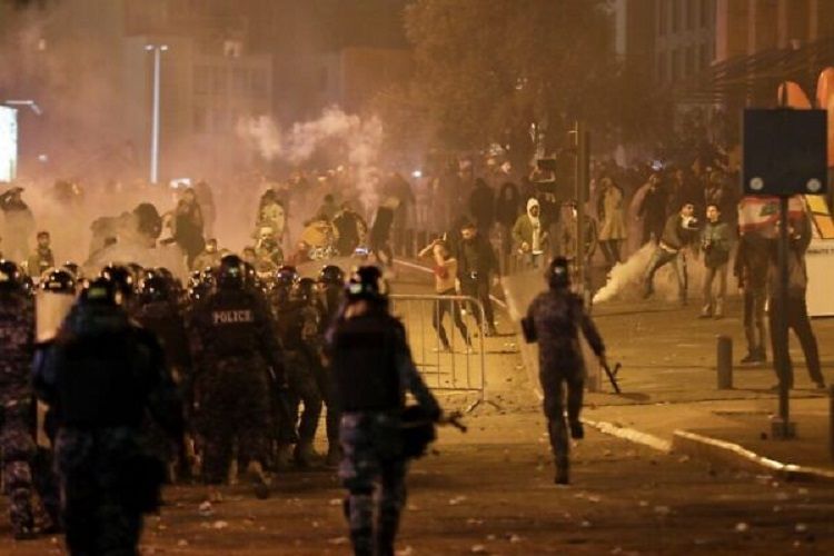 Beyrutda polislə toqquşmalarda 50-dən çox etirazçı yaralanıb