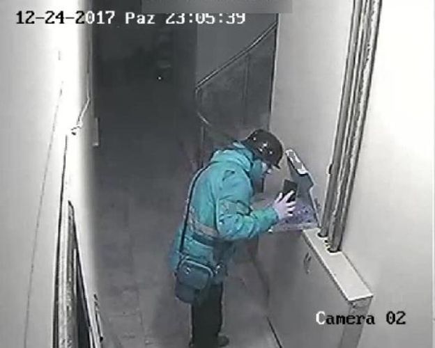 Müştəriyə gətürdüyü pizzaya tüpürdü: cəzası ağır olacaq 