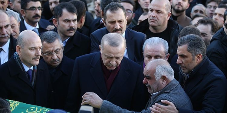 Ərdoğan zəlzələdə ölən ana və oğulun dəfn mərasiminə qatıldı