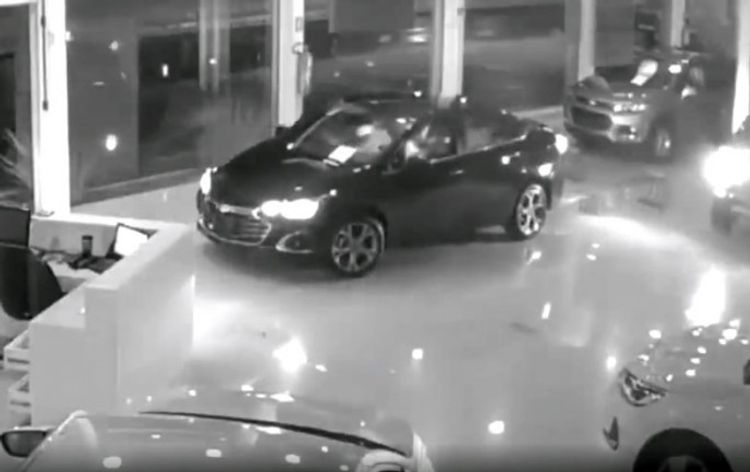 Avtosalondan 5 yeni avtomobil oğurlayan dəstənin - VİDEOsu
