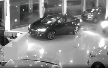 Avtosalondan 5 yeni avtomobil oğurlayan dəstənin - VİDEOsu