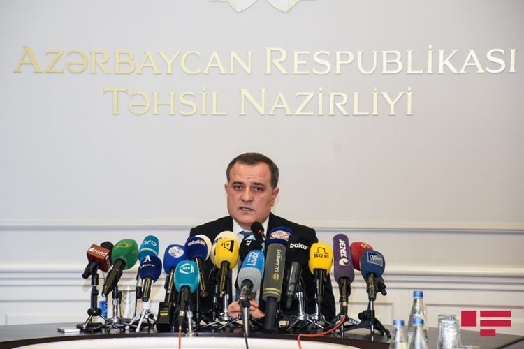 Nazir zəlzələ bölgəsindən qaytarılan tələbələrdən danışdı