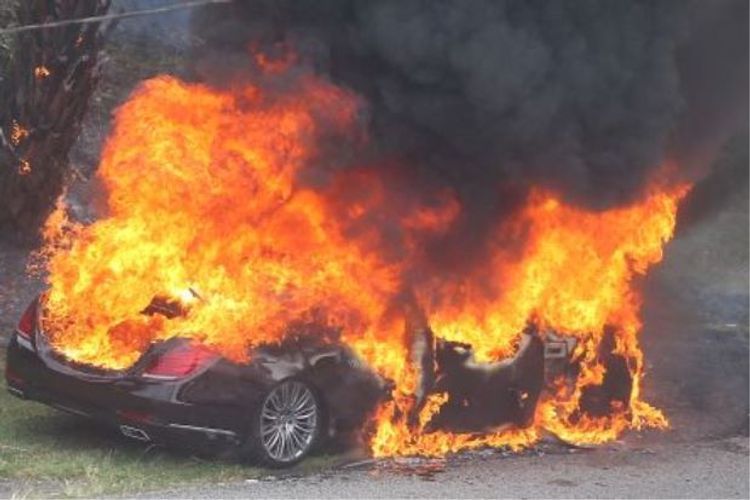 "Kia" ilə toqquşan "Mercedes" alışıb yandı