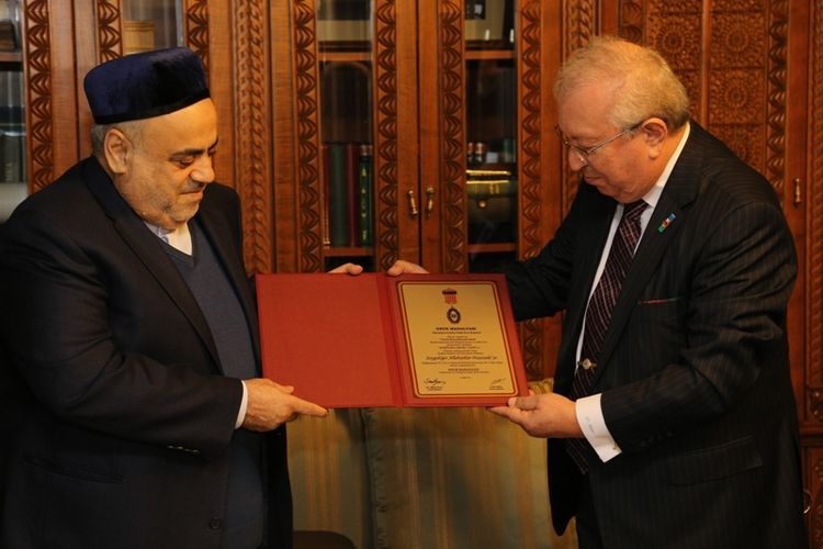 Şeyxülislama “Şərəf ödülü” təqdim edildi