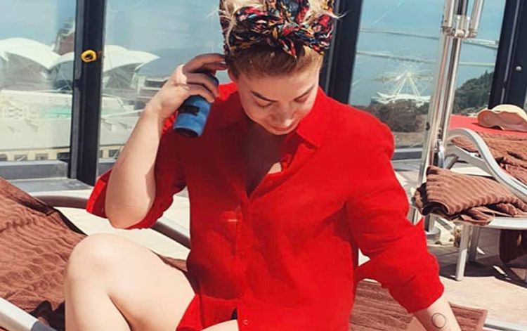 Tanınmış aparıcı  “Fairmont”dakı fotolarına görə işdən çıxarıldı - FOTO