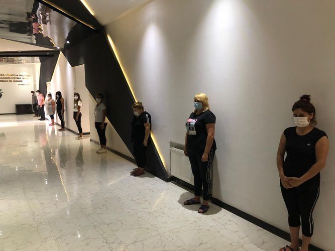 "Sabunçu bazarı"nda gizli işləyən kafe: 8 qadın saxlanıldı - FOTO