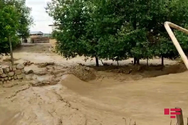 Qobustana sel gəldi, yollar, körpülər dağıldı - FOTO