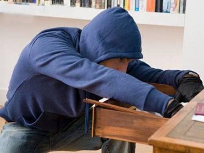 Ötən il evdən 5000 manata yaxın pul aparanlar tutuldu