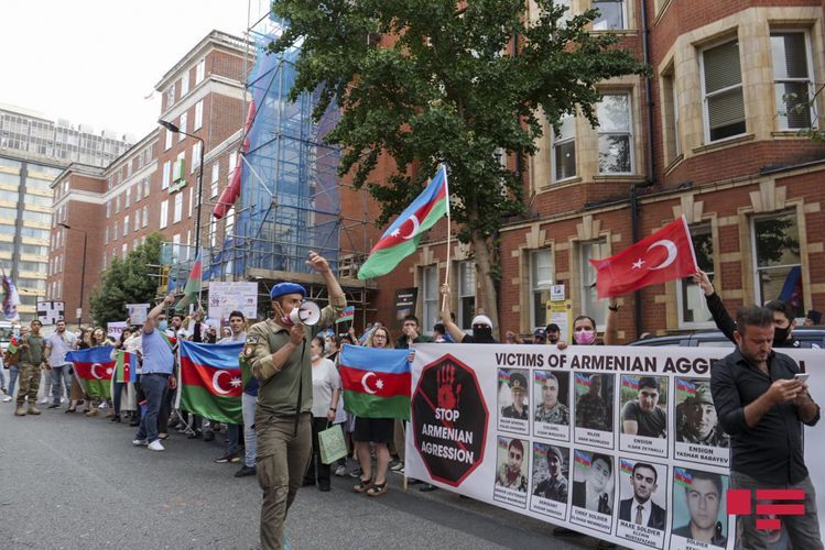 Londonda Ermənistan səfirliyinin qarşısında etiraz aksiyası keçirildi - FOTO - VİDEO