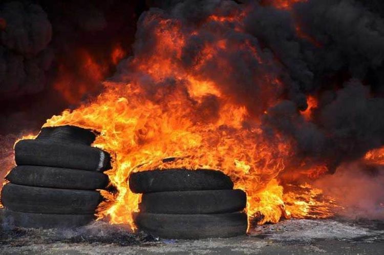 Bakıda təkər tullantıları yandı