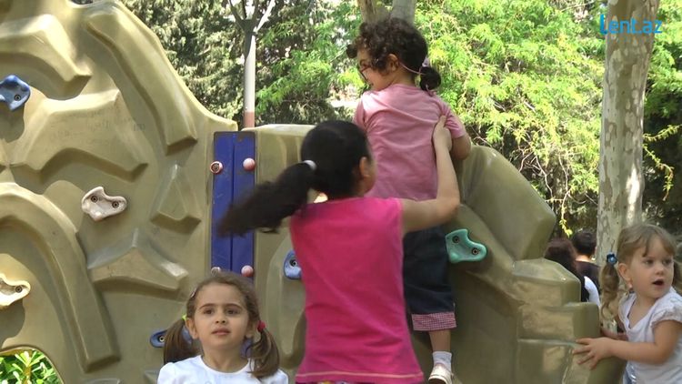 Bakıda uşaq bayramı - attraksionlara həsrətli baxışlar - VİDEO