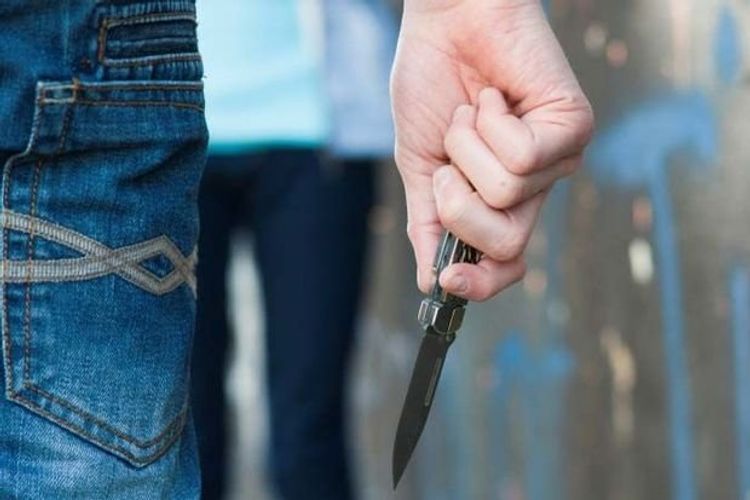 Gecə saatlarında 19 yaşlı gənc bıçaqlandı