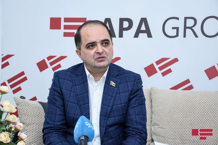 Deputat: "Həftə sonlarında küçəyə çıxmanın qadağan olunması vacibdir"