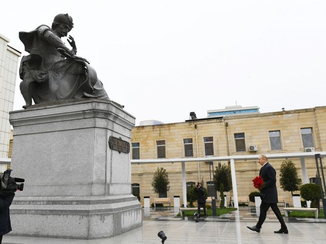İlham Əliyev Şah İsmayıl Xətainin heykəlinin köçürüldüyü yeni salınmış parkda olub