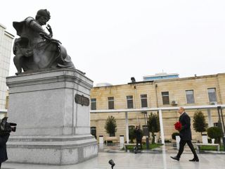 İlham Əliyev Şah İsmayıl Xətainin heykəlinin köçürüldüyü yeni salınmış parkda olub